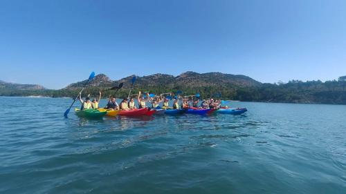 Gruppe auf Kajakfahrt in der Oase Biderosa