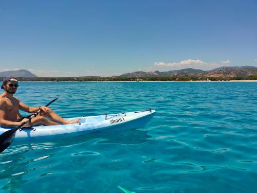 <p>Kayak en el mar turquesa de la costa de Biderosa</p><p><br></p>