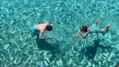 parada con snorkel en las aguas cristalinas del archipiélago de La Maddalena