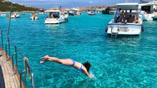 parada con chapuzón en las aguas cristalinas del archipiélago de La Maddalena