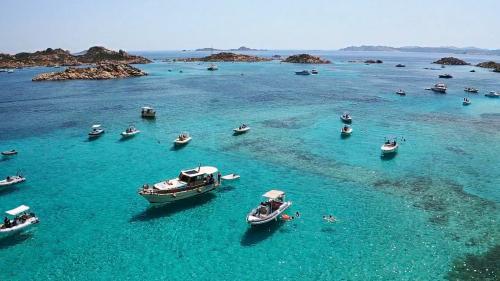 Vista desde arriba del mar cristalino de La Maddalena