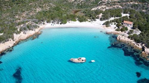 Barca naviga nell'Arcipelago di La Maddalena