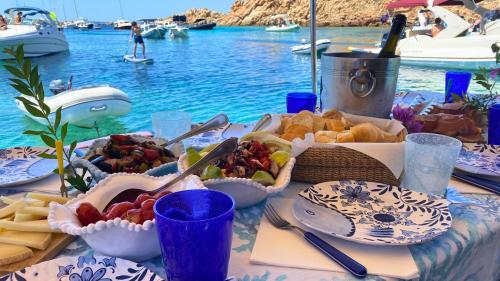 Pranzo abbondante con prodotti locali a bordo di una barca nell'Arcipelago di La Maddalena