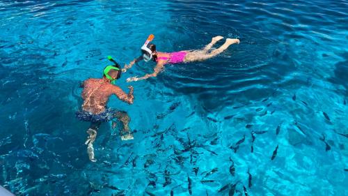 Excursionistas durante el aperitivo en barco en el Archipiélago de La Maddalena