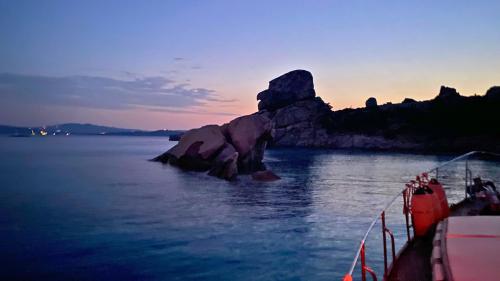 Der Strega-Felsen auf der Insel Spargi auf La Maddalena bei Sonnenuntergang