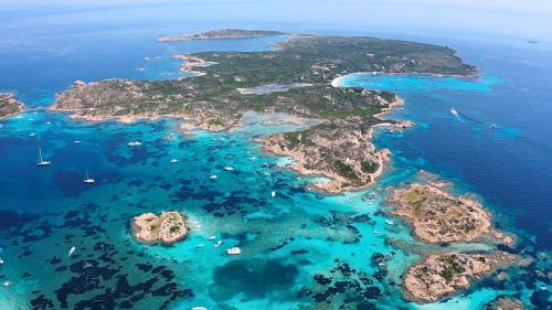 Le acque azzurre trasparenti dell'Arcipelago di La Maddalena