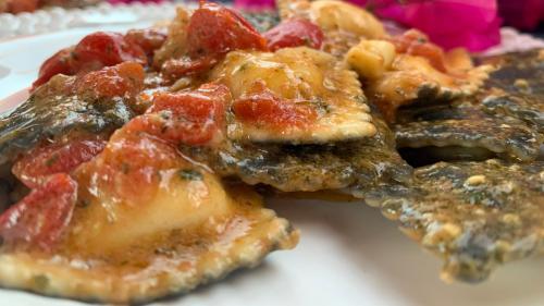 <p>Abundante almuerzo con productos locales a bordo de un barco en el Archipiélago de La Maddalena</p><p><br></p>