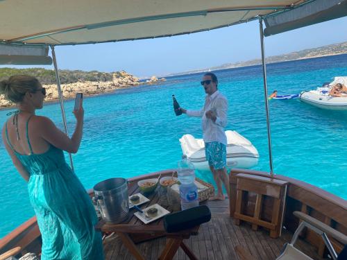 <p>Hikers during aperitif by boat in the Archipelago of La Maddalena</p><p><br></p>