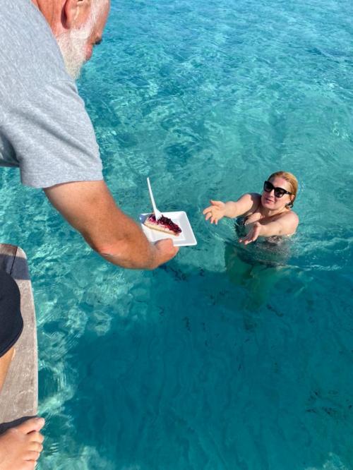 Dolce servito direttamente in acqua durante escursione nell'Arcipelago di La Maddalena