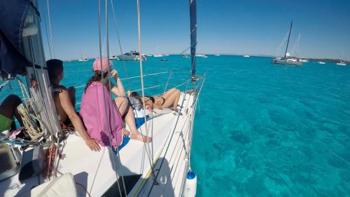 persone che si rilassano sulla barca a vela a Stintino nelle acque del Parco Nazionale dell'Asinara
