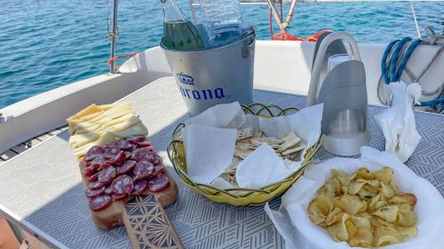Aperitif mit Wurst und Käse auf einem Segelboot