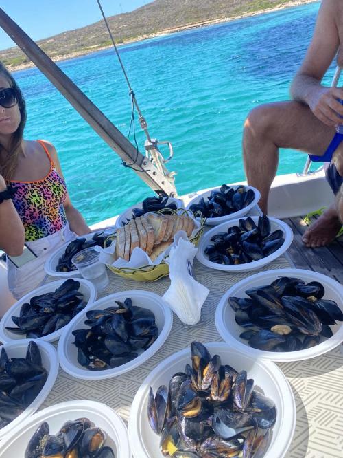 cozze e pane pasto in barca a vela