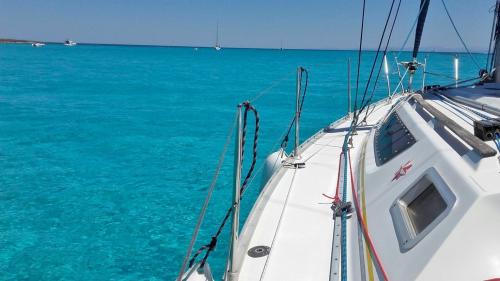 Vista sul mare cristallino di Stintino dalla barca a vela