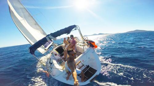 persone che si divertono sulla barca a vela a Stintino