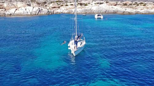 Segelboot in den kristallklaren Gewässern des Asinara Nationalparks Stintino