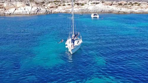 barca a vela nelle acque cristalline dell'Asinara Parco Nazionale Stintino