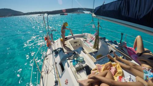 persone in barca a vela nelle acque del Parco Nazionale dell'Asinara a Stintino