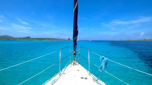 Sailing in the Fornelli Pools aboard the sailboat Equinoxe