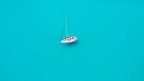 Barca a vela Equinoxe nel mare azzurro dell'Asinara