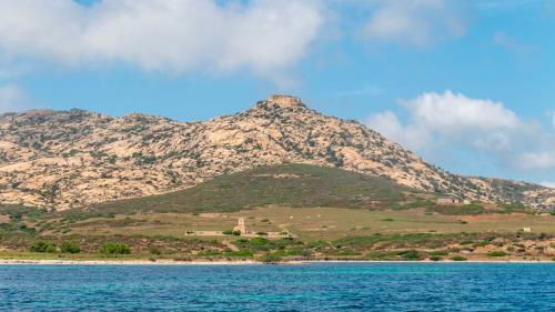 Blick auf die Insel Asinara bei Fornelli