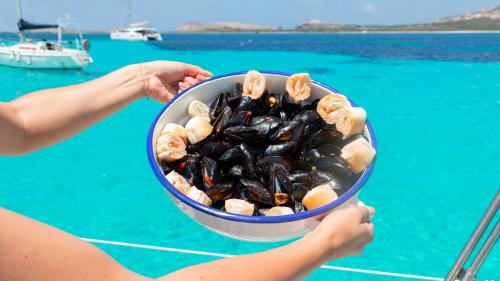 Mussel appetizer aboard the sailing boat Equinoxe