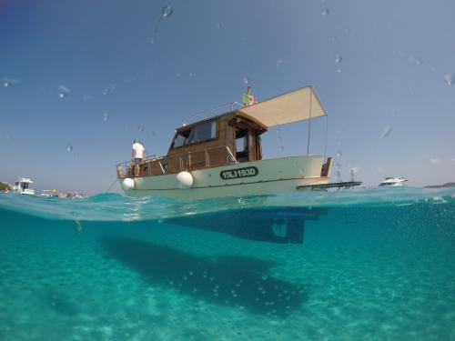 Barca in legno nel mare dell'Arcipelago di La Maddalena