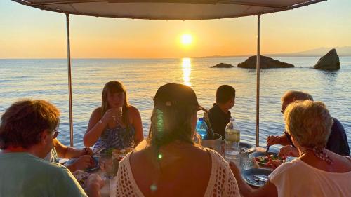 <p>Group aboard a boat during dinner in a cove sheltered from the wind</p><p><br></p>