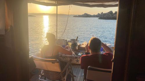 <p>Paar Boot bei Sonnenuntergang im Archipel von La Maddalena</p><p><br></p>
