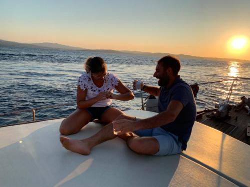 <p>Paar an Bord eines Bootes während der Sonnenuntergangstour</p><p><br></p>