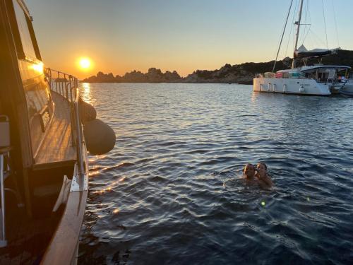 <p>Schnorcheln bei Sonnenuntergang während der abendlichen Bootstour im Archipel von La Maddalena</p><p><br></p>