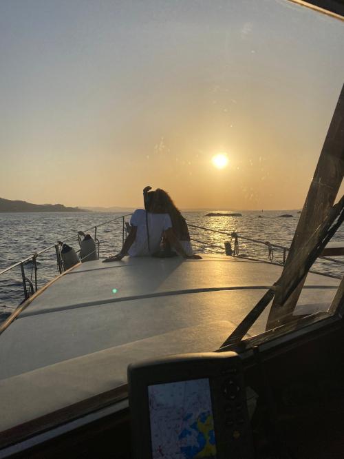 Coppia in barca al tramonto nell'Arcipelago di La Maddalena