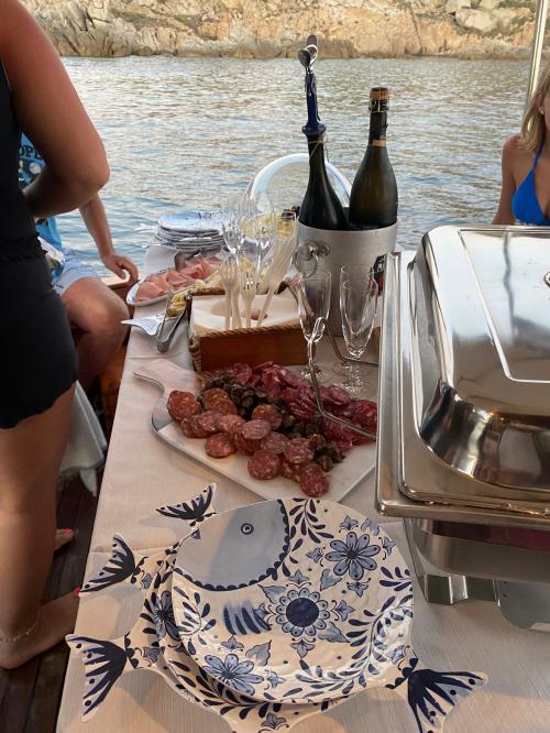 <p>Abendessen mit lokalen Produkten an Bord eines Bootes im Archipel von La Maddalena</p><p><br></p>