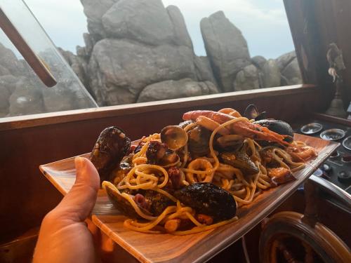 Cena a bordo di una barca durante escursione nell'Arcipelago di La Maddalena 