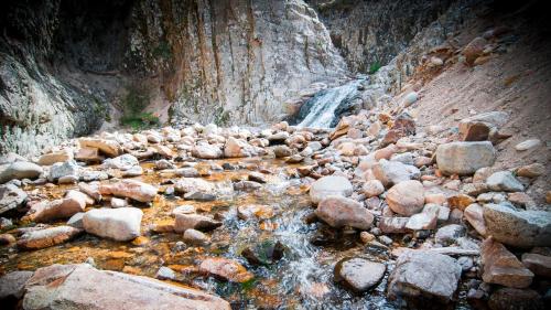 Rochers sur la rivière Rio 'e Forru