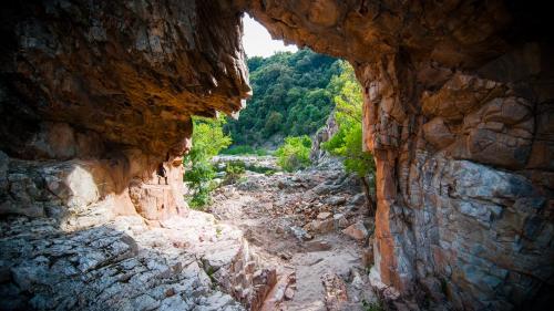 Vue de l'intérieur de l'arche rocheuse du Gennargentu