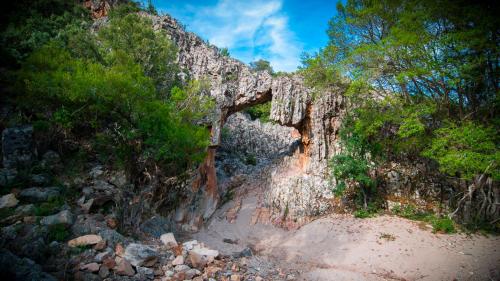 Vista dell'arco di roccia sul Gennargentu dall'esterno