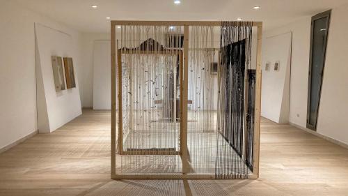 Opera d'arte all'interno dello spazio espositivo