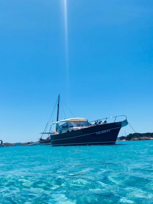 Barca naviga nel mare del sud della Corsica