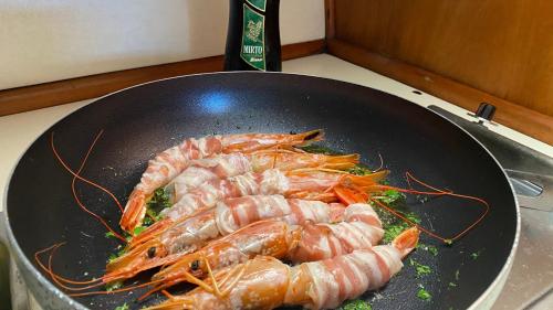 Gambas con bacon en el almuerzo servido a bordo de un barco en Córcega