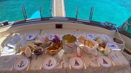 <p>Lunch served aboard a boat in Corsica</p><p><br></p>