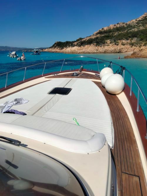 <p>Bequeme Sofas an Bord eines Bootes während eines Ausflugs mit Skipper auf Korsika</p><p><br></p>