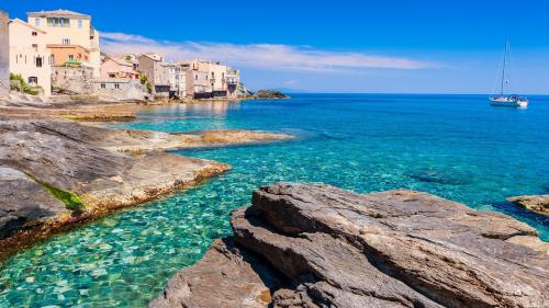 <p>Kristallklares Meer an der Südküste Korsikas</p><p><br></p>