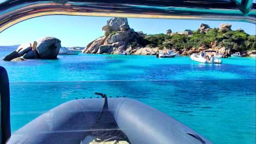 Mar cristalino en el archipiélago de La Maddalena