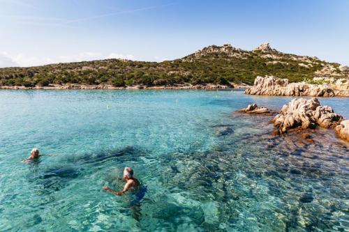 Excursión en bote en el mar cristalino del archipiélago de La Maddalena y la isla de Caprera
