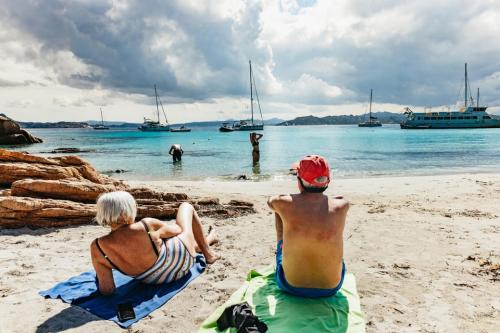 Excursión en bote en el mar cristalino del archipiélago de La Maddalena y la isla de Caprera