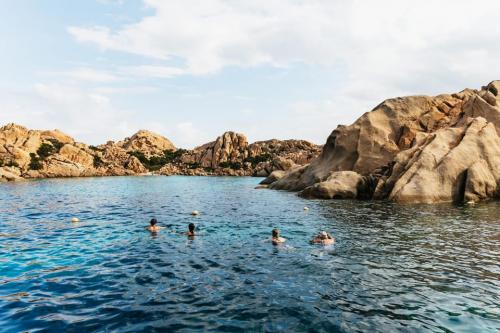 Excursión en bote en el mar cristalino del archipiélago de La Maddalena y la isla de Caprera