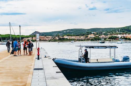 Excursión en bote en el mar cristalino del archipiélago de La Maddalena y la isla de Caprera