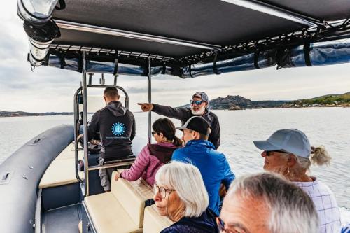 Excursión en bote en el mar cristalino del archipiélago de La Maddalena y la isla de Caprera