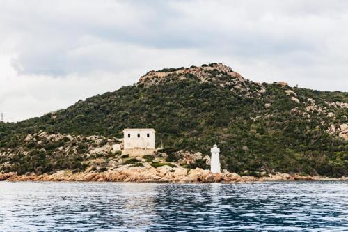 Excursión en bote en el mar cristalino del archipiélago de La Maddalena y la isla de Caprera