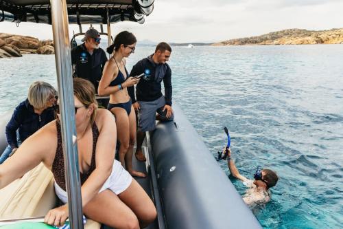 Excursión en bote en el mar cristalino del archipiélago de La Maddalena y la isla de Caprera